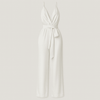 Combinaison élégante en satin pour femme - style halter blanc pour des soirées chics - chaîne ajustable pour un look polyvalent