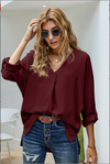 Blouse féminine à col v avec manches roulées - un classique chic pour toutes les occasions