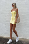 Robe midi décontractée sans bretelles avec lacets en jaune - tenue estivale pour les garden parties