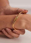 Bracelet manchette femme - accessoire doré élégant pour une tenue décontractée ou de soirée