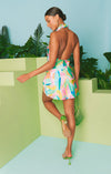 Robe courte casual verte à bretelles en satin premium tropicana burst - la tenue d'été vibrante