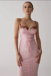 Robe de soirée femme - robe sans manches en rose clair avec embellissements floraux