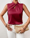 Top sans manches en satin pour femmes avec détail twist au cou - blouse chic pour le bureau et les soirées