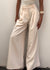 Pantalons large femme élégants en beige pour une tenue formelle - coupe ajustée pour le bureau ou une sortie le soir