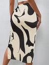 Jupe midi à motif abstrait - design élégant qui met en valeur la silhouette féminine