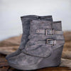 Bottines à talon compensé - élégantes bottines en cuir suedé noir avec détail de boucle
