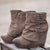 Bottines à talon compensé - élégantes bottines en cuir suedé noir avec détail de boucle