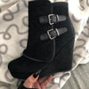 Bottines à talon compensé - élégantes bottines en cuir suedé noir avec détail de boucle
