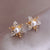 Boucles d'oreilles florales en perles - charmants studs en cristal doré pour femmes