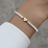 Bracelet en perles - élégant bracelet blanc pour femmes avec charme en cœur