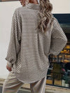 Blouse vintage à motif pour femmes - chemise légère marron pour le bureau - design classique à manches longues