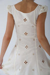 Robe midi féminine à fleurs brodées blanche - style chic pour le jour et le soir