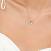 Collier pendentif floral - élégante bijouterie en argent pour femmes avec accents bleus