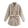 Manteau mi-long beige pour femme avec boutons et ceinture - une pièce polyvalente pour les saisons intermédiaires