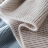 Ensemble de deux pièces en tricot torsadé à col roulé - mode féminine élégante