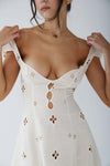 Robe midi féminine à fleurs brodées blanche - style chic pour le jour et le soir