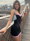 Robe slung femme élégante en noir avec dentelle rose - style chic pour vos soirées