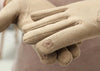 Gants élégants - gants féminins avec un design en métal doré