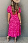 Robe midi à tiers florale rose - une tenue chic et polyvalente