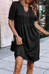 Robe droite avec détails plissés - tenue décontractée versatile