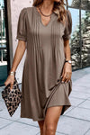 Robe droite avec détails plissés - tenue décontractée versatile