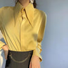 Chemisier en satin pour femmes - blouse élégante à manches longues avec col moderne et poignets boutonnés