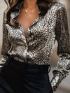 Blouse satin grise à motif motif reptile - top élégant à manches longues pour femmes