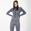 Jumpsuit zippé pour femmes - bodysuit ajusté gris pour dames