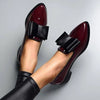 Mocassins pour femmes - élégantes chaussures en cuir verni avec détail noeud
