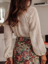 Blouse blanche à manches longues en tricot ouvert pour femmes - un top élégant pour le quotidien