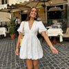 Robe blanche brodée pour femmes - tenue sophistiquée à manches bouffantes