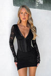 Robe corset en dentelle noire - élégance moderne pour les femmes d'aujourd'hui