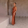 Robe en satin - élégante robe de soirée pour femmes avec décolleté drapé