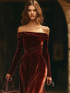 Robe en velours décolletée sophistiquée - tenue de soirée élégante
