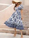 Robe fluide à motifs floraux - élégante robe blanche et bleue pour femmes