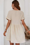 Robe mini à manches courtes - robe élégante avec décolleté en v