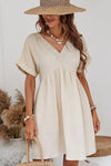 Robe mini à manches courtes - robe élégante avec décolleté en v