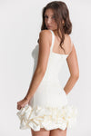 Robe mini ajustée pour femmes - tenue chic avec ourlet volanté