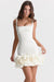 Robe mini ajustée pour femmes - tenue chic avec ourlet volanté
