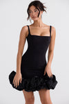 Robe mini ajustée pour femmes - tenue chic avec ourlet volanté