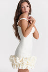 Robe mini ajustée pour femmes - tenue chic avec ourlet volanté