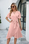 Robe portefeuille - élégante robe pour femmes avec détail à nouer