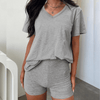 Ensemble décontracté femme - top en v et shorts pour des journées relax