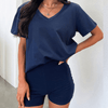 Ensemble décontracté femme - top en v et shorts pour des journées relax