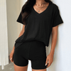 Ensemble décontracté femme - top en v et shorts pour des journées relax