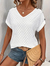 T-shirt blanc femme à œillets - haut élégant à col en v avec des détails délicats