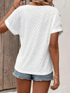 T-shirt blanc femme à œillets - haut élégant à col en v avec des détails délicats