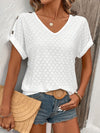 T-shirt blanc femme à œillets - haut élégant à col en v avec des détails délicats