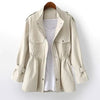 Trench coat - élégant manteau léger pour femmes avec des fonctionnalités pratiques