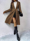 Trench coat - élégant manteau long pour femmes avec ceinture à nouer et détails en boutons
